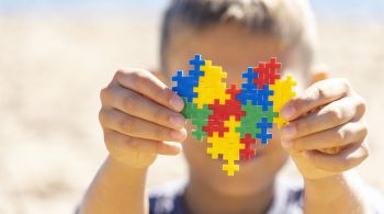 Dificuldade de comunicação, linguagem e interação social são as principais características do autismo; saiba como identificar