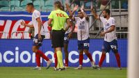 Após pausa por chuvas, Bahia vira sobre Fluminense e vence primeira no Brasileiro