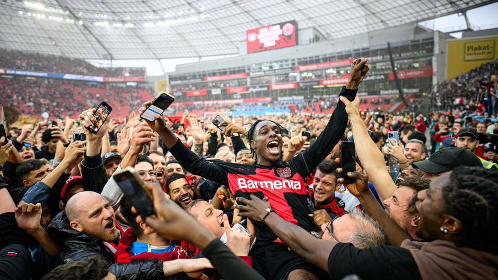 Torcedores do Bayer Leverkusen invadiram o gramado para celebrar o título alemão