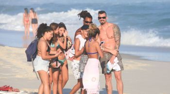 Ex-BBBs passaram na praia da zona oeste do Rio de Janeiro neste domingo (21)