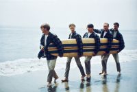 Documentário sobre os Beach Boys abordará rivalidade com os Beatles; saiba mais