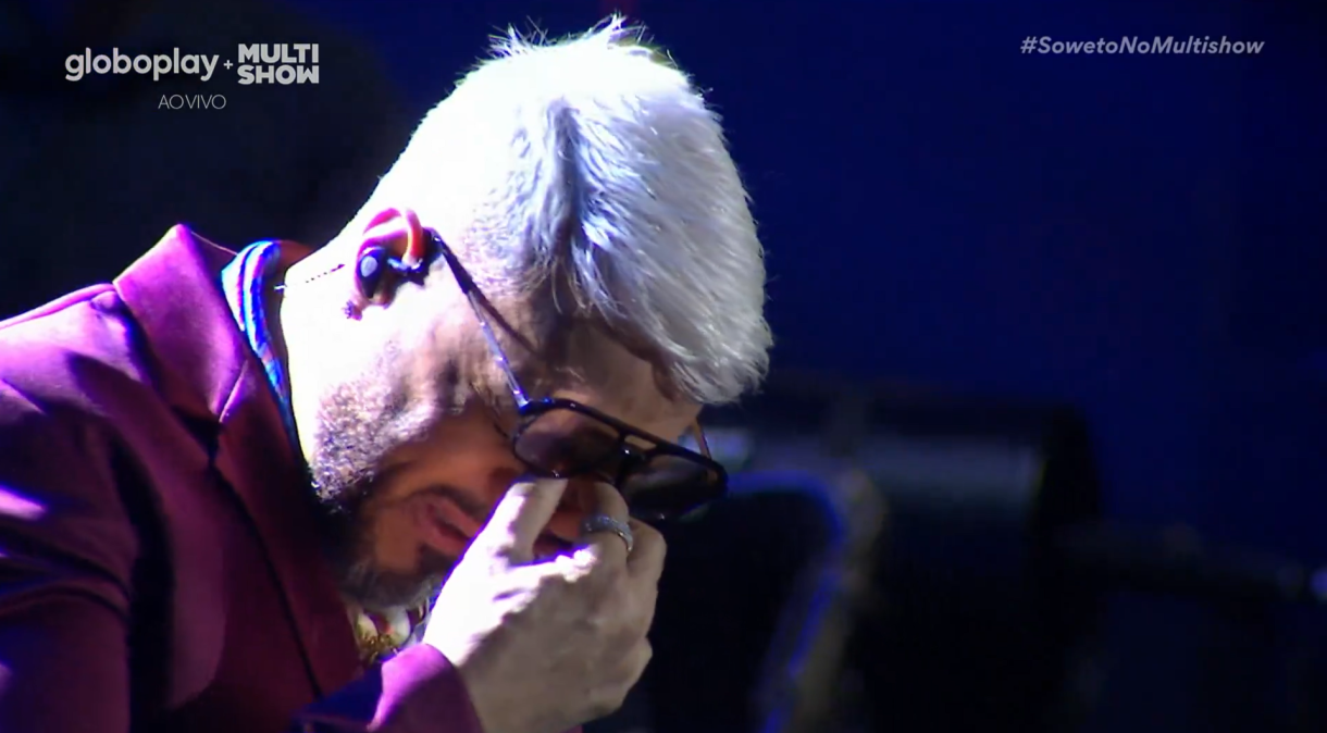 Belo chorou enquanto cantava "Reinventar" no primeiro show após o anúncio do fim do casamento com Gracyanne Barbosa