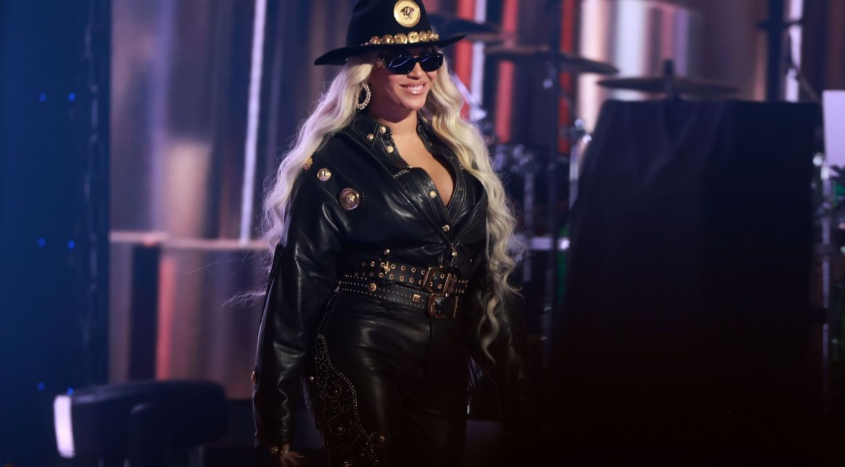 Seguindo o “cowboycore”, Beyoncé escolheu um look all black com detalhes em dourado e um chapéu para ir ao evento