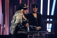 Beyoncé revela que Stevie Wonder toca gaita em sua versão de "Jolene"