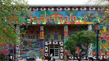 Seleção foca artistas à margem do mundo da arte; fachada do local foi pintada por coletivo indígena brasileiro