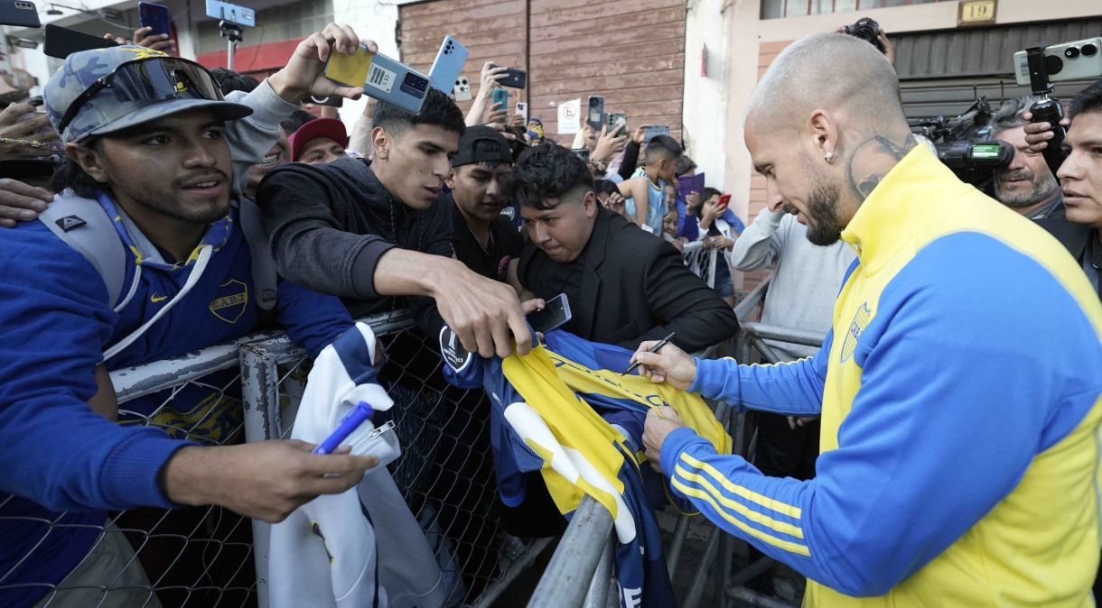 Jogadores do Boca Juniors atendem fãs na Bolívia