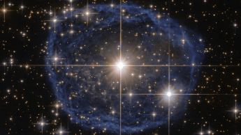 Nebulosa de Wolf-Rayet é formada por compostos ejetados por estrelas e se expande rapidamente pelo espaço