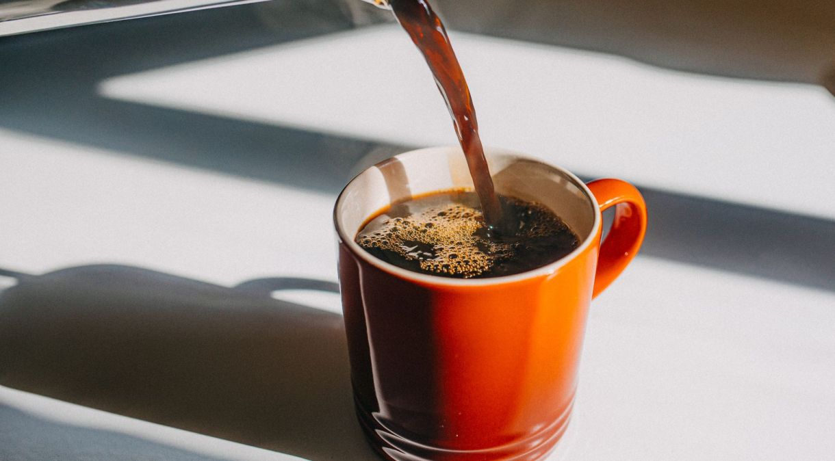 A cafeína age bloqueando a ação de um neurotransmissor relacionado ao relaxamento e, por isso, ajuda a fornecer energia e disposição