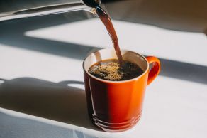 Especialistas explicam como o café atua no sistema nervoso central e alertam para os riscos do consumo em excesso