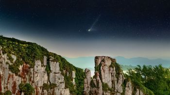 Gabriel Zaparolli montou uma composição com cerca de 180 fotografias do cometa feitas em Torres (RS)