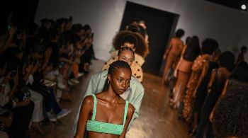 Com casting 100% racializado, estilista apresentou coleção que potencializa a indumentária da África