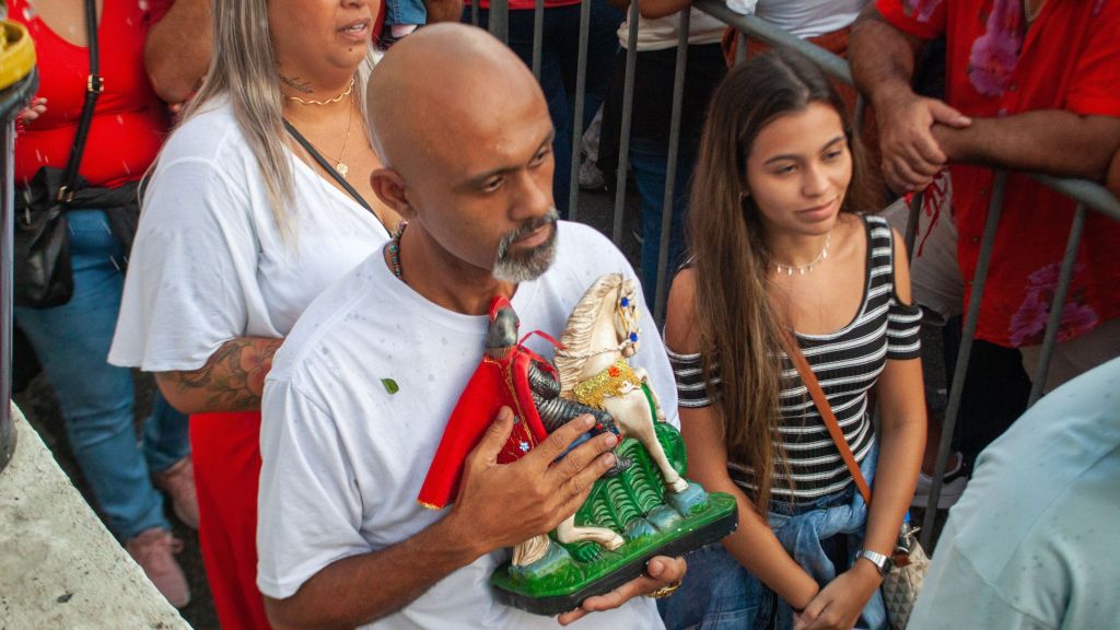 Centenas de fiéis prestam suas homenagens ao santo guerreiro durante o Dia de São Jorge na Igreja Matriz de São Jorge, no Rio