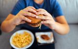 Alimentação rica em gorduras e açúcar na adolescência pode aumentar os prejuízos à memória a longo prazo, mostram pesquisadores