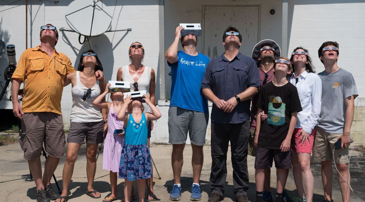 Steven Robicsek, na ponta esquerda, assistiu ao eclipse solar total de 2017 em Sandy Run, Carolina do Sul, com amigos e familiares