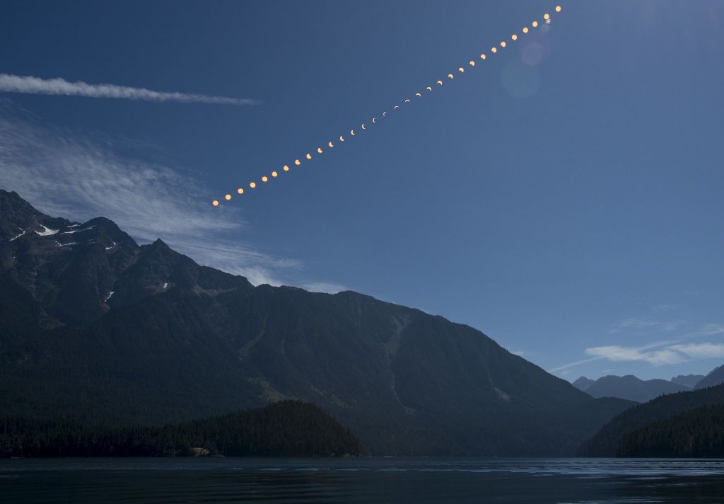 Composição da progressão de um eclipse solar sobre o Lago Ross, nos Estados Unidos, em 2017