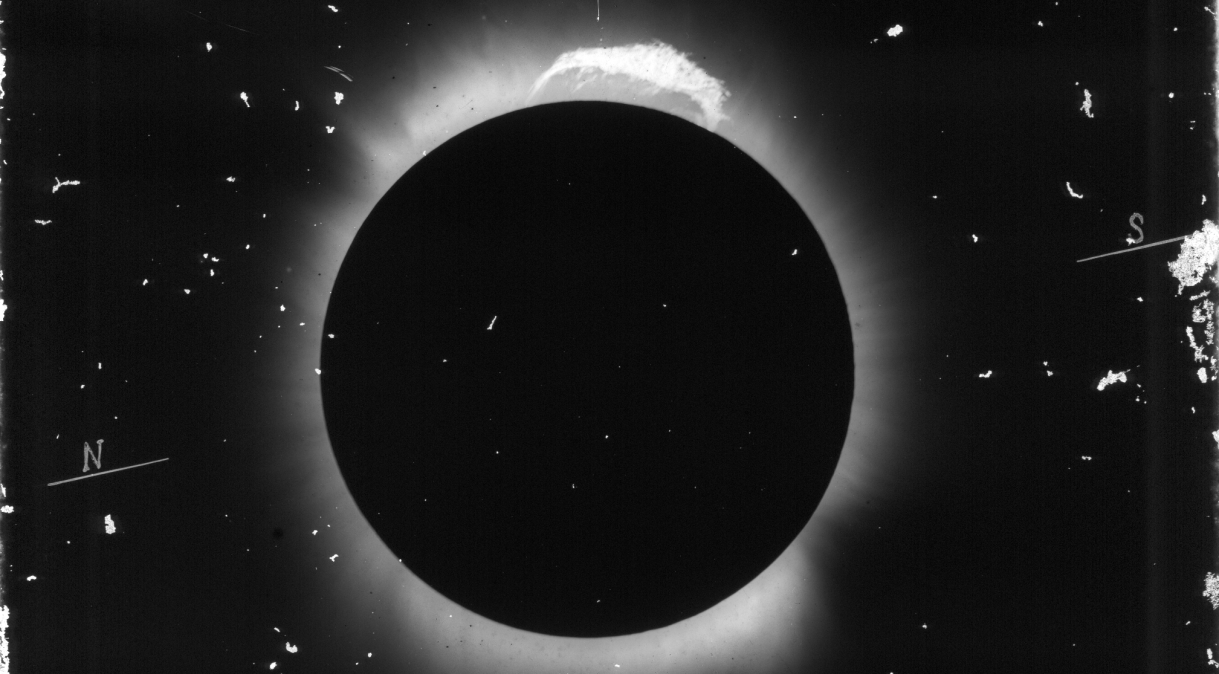 Uma das fotos registradas pelo astrônomo brasileiro Allyrio de Mattos durante o eclipse solar total de 1919, em Sobral (CE).