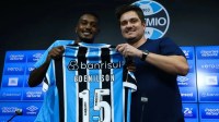 Edenílson é apresentado no Grêmio e fala sobre relação com o Inter, seu ex-clube