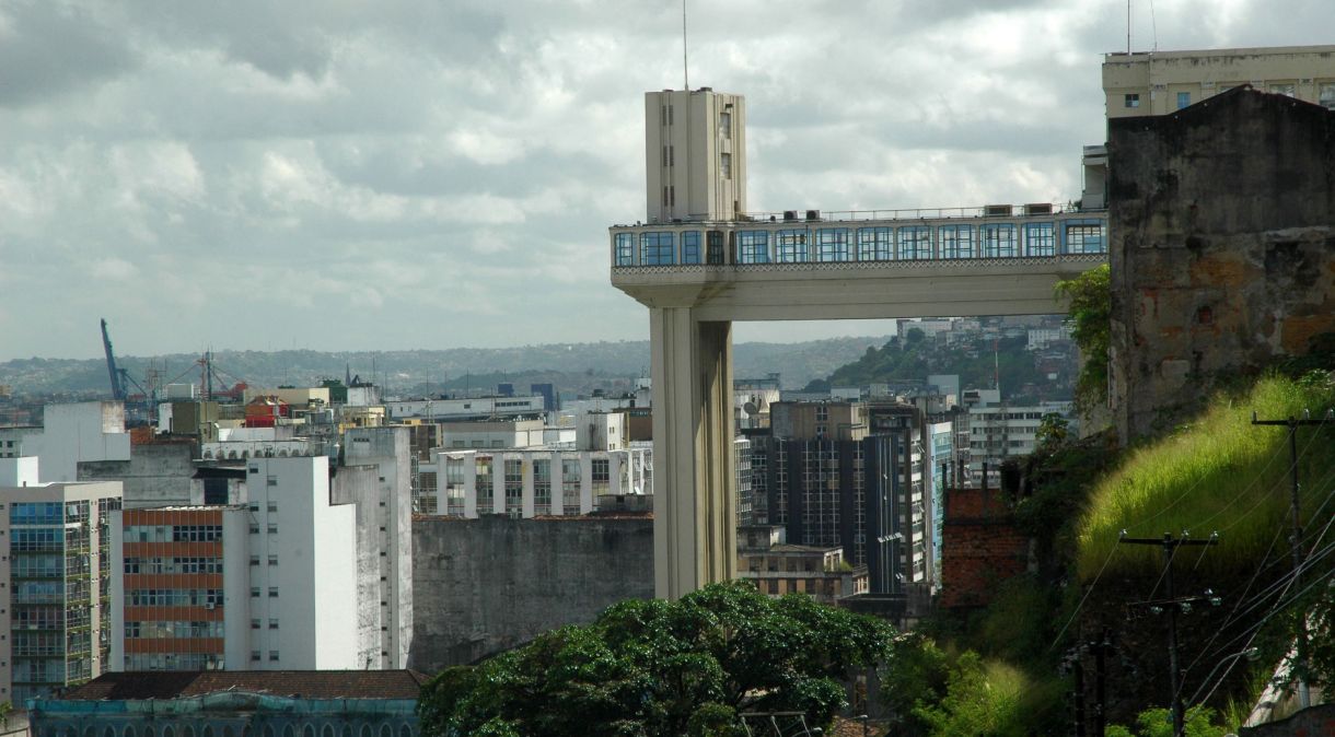 Vista geral do elevador Lacerda, em Salvador, com céu encoberto