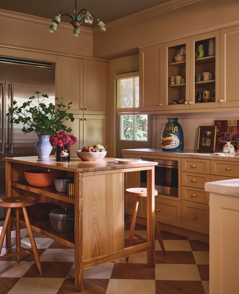Enquanto a maioria das peças na casa de Roberts são antigas ou de designers, sua cozinha aberta inclui uma surpresa acessível.