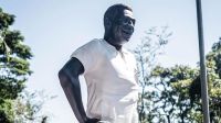 Estátua de Pelé é inaugurada onde o Rei marcou primeiro gol; veja