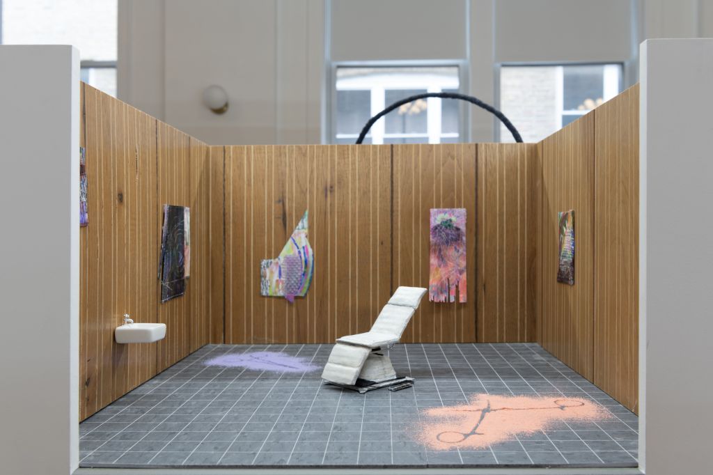 Na feira deste ano, o Patient Info, um espaço artístico com sede em Chicago convertido de um consultório de dermatologia, está imitando seu ambiente único com piso em estilo azulejo e cadeira de exame encolhida, além de exibir trabalhos de Ingrid Olson e Jonas Müller- Ahlheim