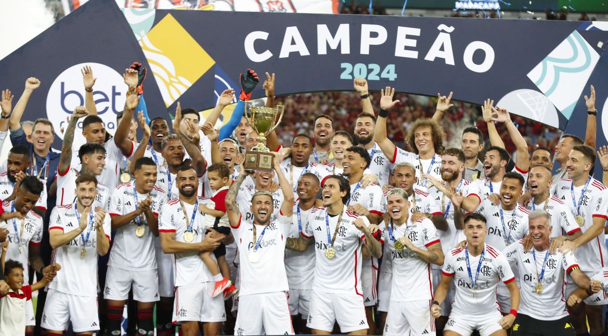 Flamengo levantando a taça de campeão carioca