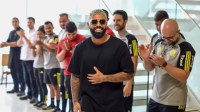 Gabigol volta ao Ninho e é recebido com aplausos pelo estafe do Flamengo