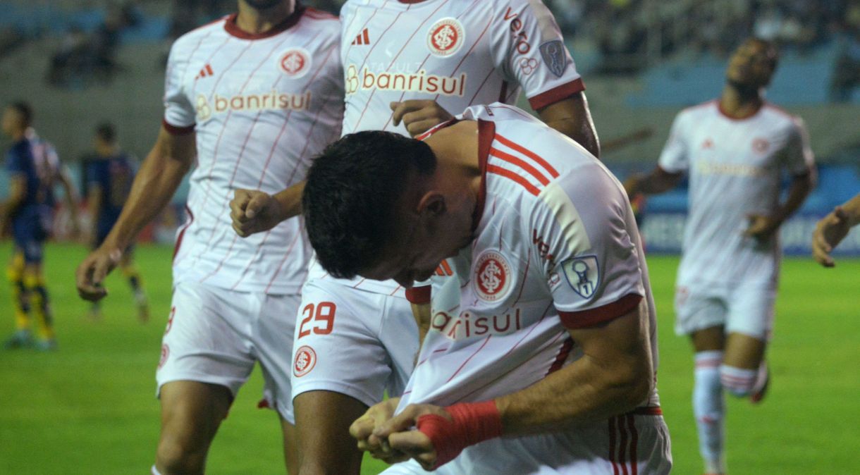 Rafael Santos Borré comemora primeiro gol com a camisa do Internacional