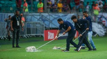 Chuva deixou diversas poças no gramado da Arena Fonte Nova, em Salvador (BA); jogo estava 1 a 0 para o Flu