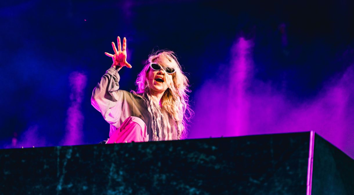 Grimes se apresentou no palco Sahara do Festival de Música e Artes do Vale de Coachella