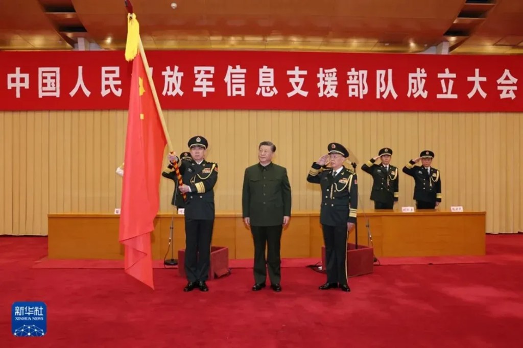O líder chinês Xi Jinping supervisiona a inauguração da Força de Apoio à Informação do Exército de Libertação Popular em uma cerimônia em Pequim em 19 de abril de 2024