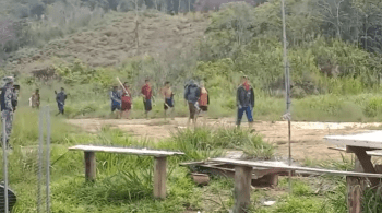 Vídeo mostra grupo sendo escoltado até agentes da Força Nacional