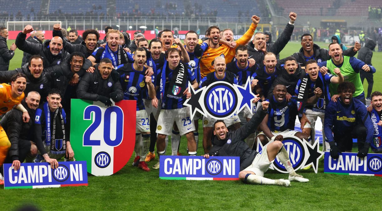 Jogadores da Inter de Milão comemoram o 20º título italiano