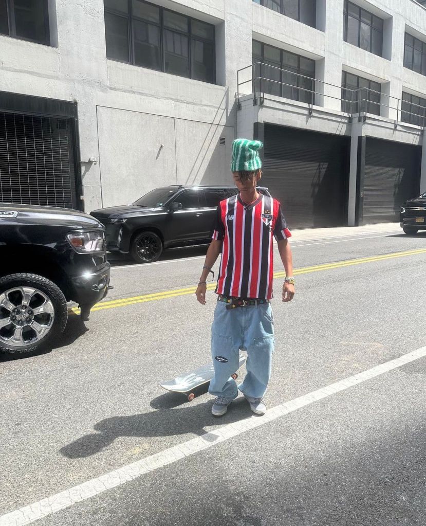 O cantor e ator Jaden Smith com a camisa do São Paulo