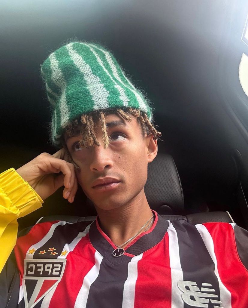 O cantor e ator Jaden Smith com a camisa do São Paulo