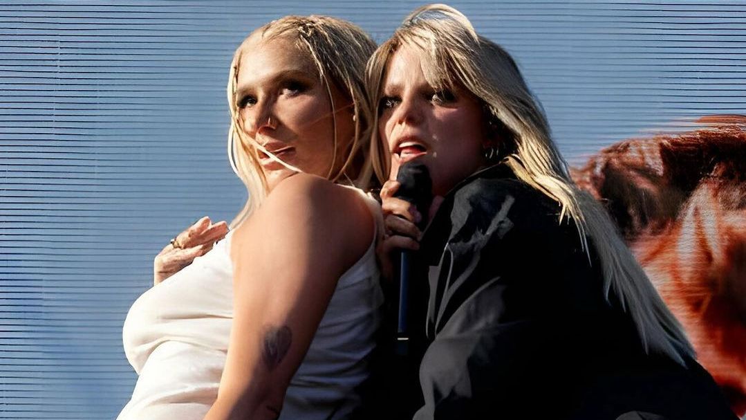 Kesha faz participação surpresa durante o show de Reneé Rapp no Coachella.