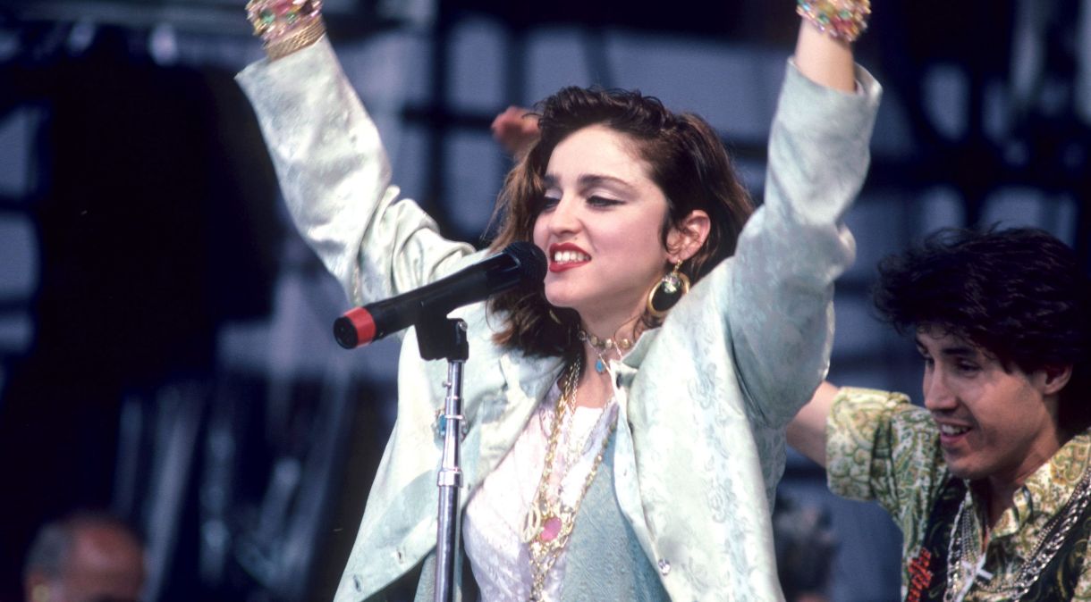 Madonna cantou a música "Holiday" durante o festival Live Aid, em 1985