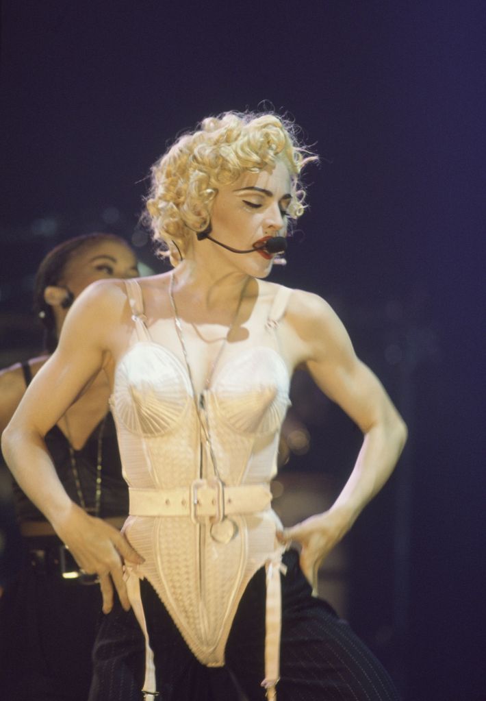 Madonna durante a turnê "Blond Ambition", em 1990 