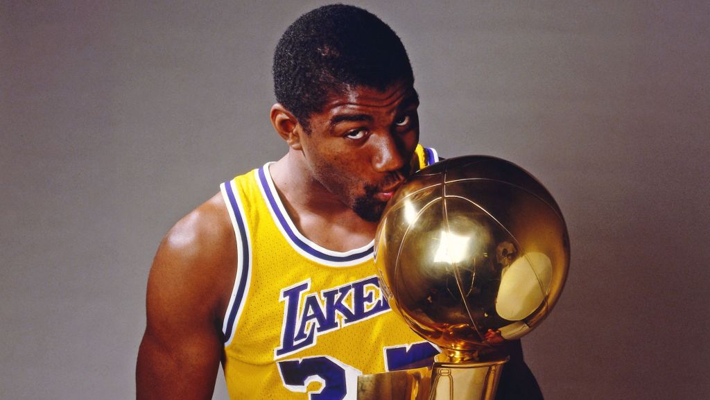 Magic com a taça da NBA em 1985