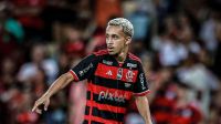 Jogador do Flamengo é roubado após título do Carioca, mas recupera o carro