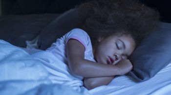 O hormônio ajuda a regular o sono, reduzindo os sintomas relacionados à insônia, mas o uso por crianças deve ser feito com indicação médica e com cautela