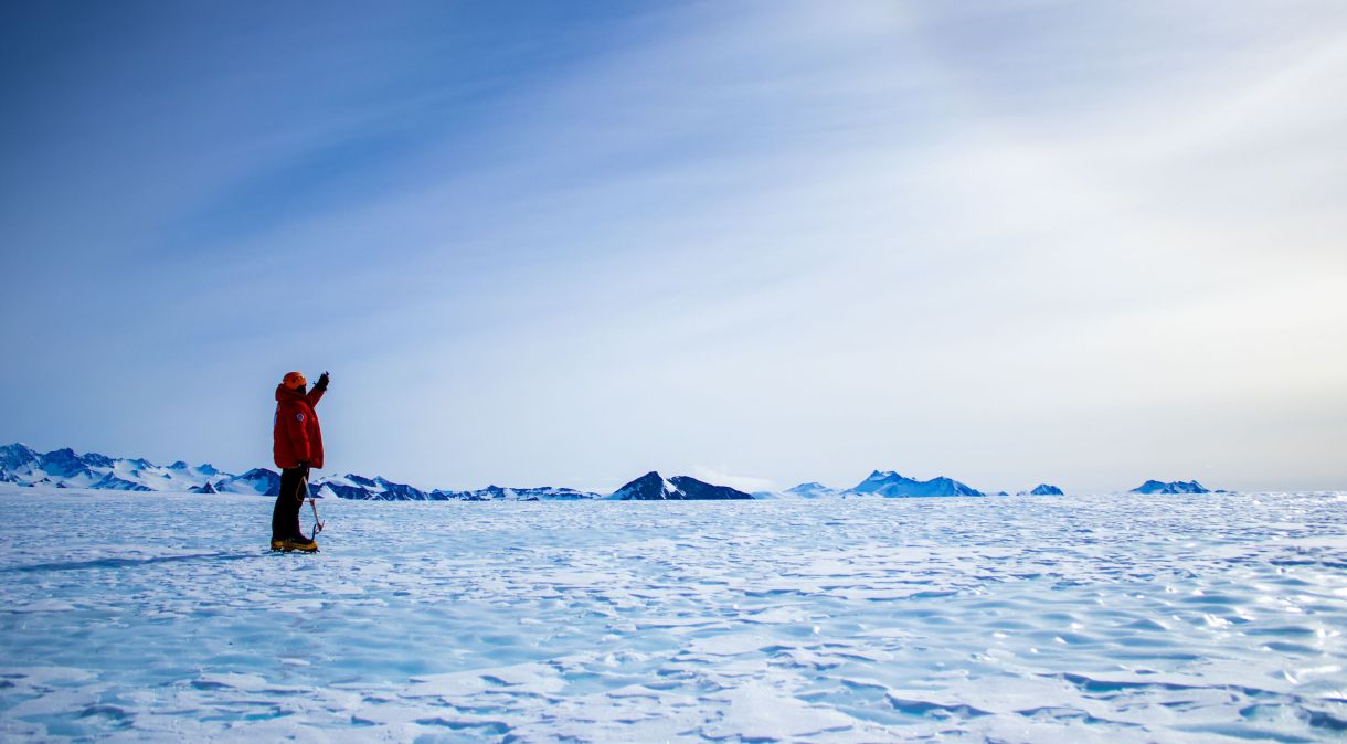 Guia de campo em área de gelo azul durante missão para coletar amostras de gelo; foto tirada durante a missão de trabalho de campo 2023-2024 do Instituto Antártico Chileno (INACH) para a União Glaciar, Montanhas Ellsworth, Antártica