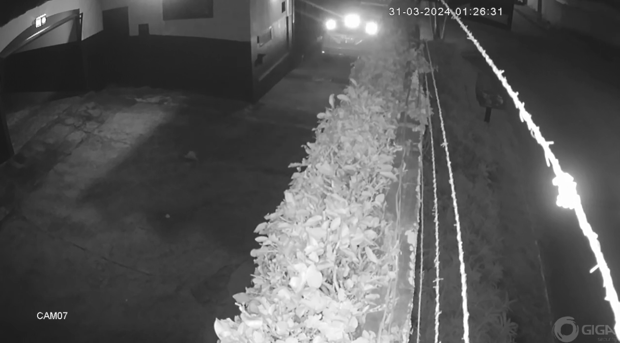 Câmeras flagraram motorista derrubando portão para não pagar conta de motel em Anapólis