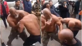 Mike Tyson brincou com o amigo Shannon Briggs ao fingir briga em rua nos Estados Unidos
