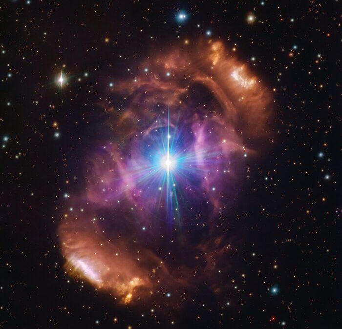 A nebulosa NGC 6164/6165, também conhecida por Ovo de Dragão. A nebulosa é uma nuvem de gás e poeira que rodeia um binário de estrelas chamado de HD 148937.