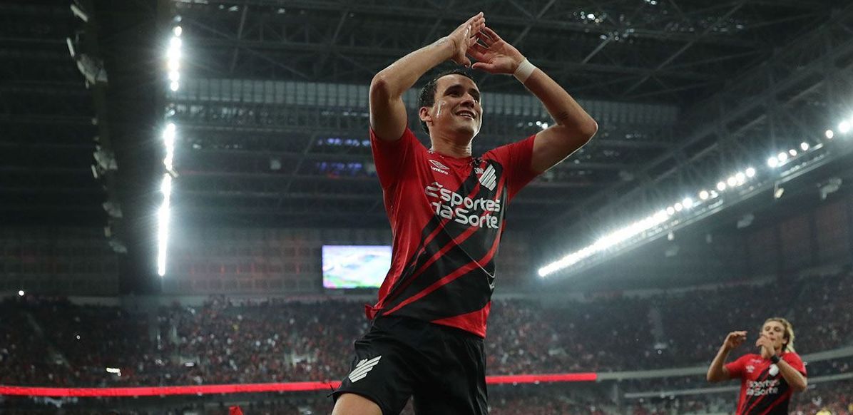 Pablo comemora gol na Ligga Arena