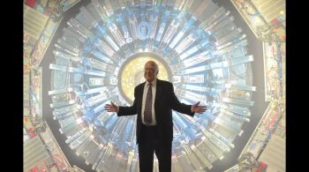 Laureado propôs a existência da bóson de Higgs, que ficou conhecida como "partícula de Deus"