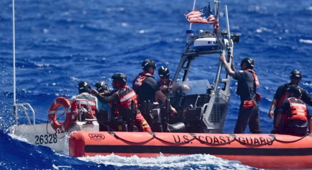 Guarda Costeira dos EUA resgatou trio de marinheiros em pequena ilha da Micronésia, no Oceano Pacífico.