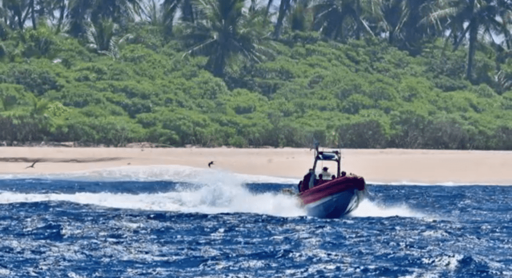 Guarda Costeira dos EUA resgatou trio de marinheiros em pequena ilha da Micronésia, no Oceano Pacífico.