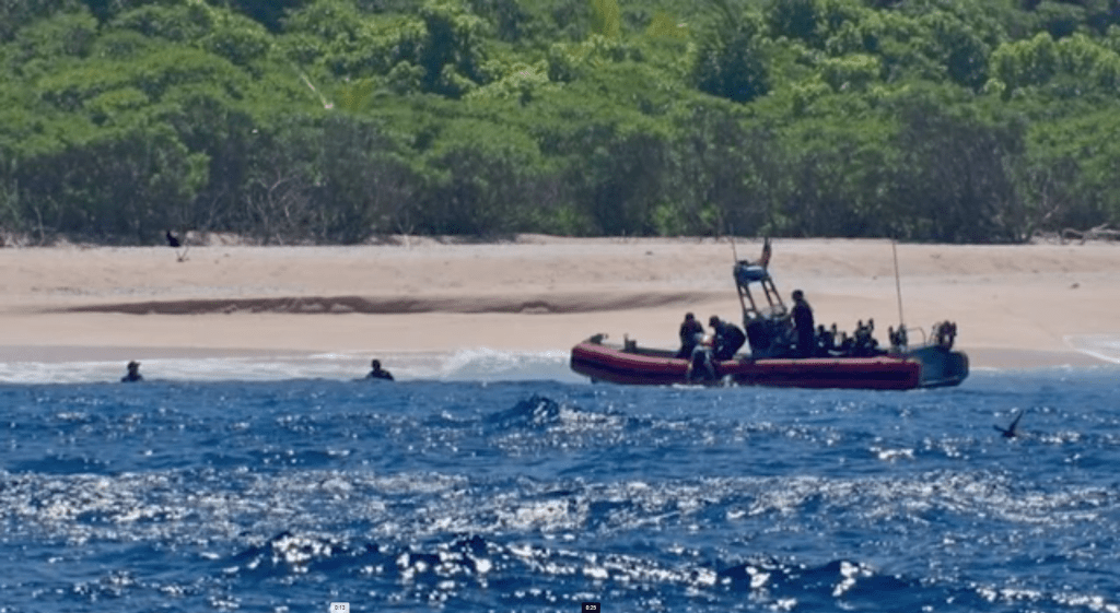 Guarda Costeira dos EUA resgatou trio de marinheiros em pequena ilha da Micronésia, no Oceano Pacífico.